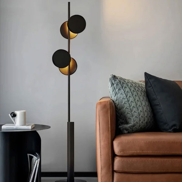 lampadaire industriel noir avec abat-jour