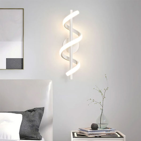 Applique murale LED minimaliste sur un mur blanc épuré