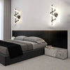 Luminaire mural en spirale illuminant un couloir contemporain