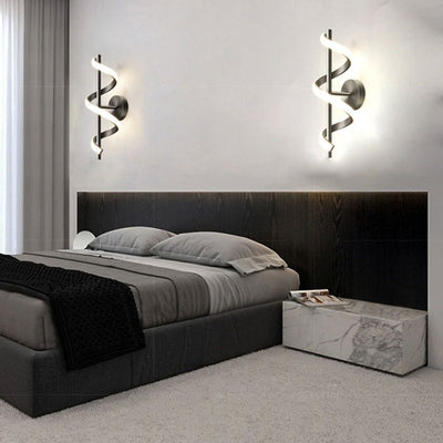 Luminaire mural en spirale illuminant un couloir contemporain