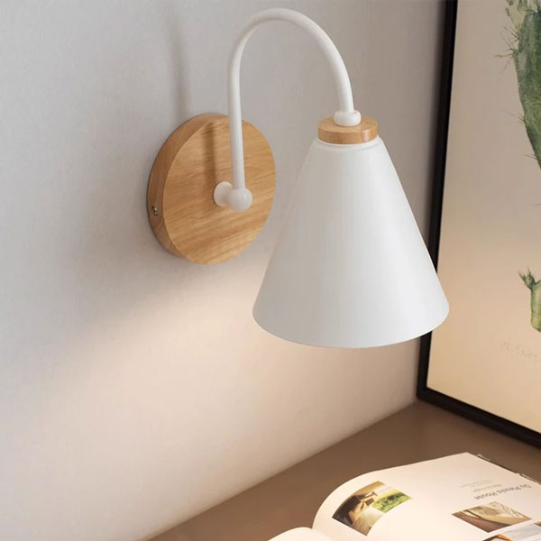 Applique murale en bois aggloméré au design minimaliste sur un mur blanc
