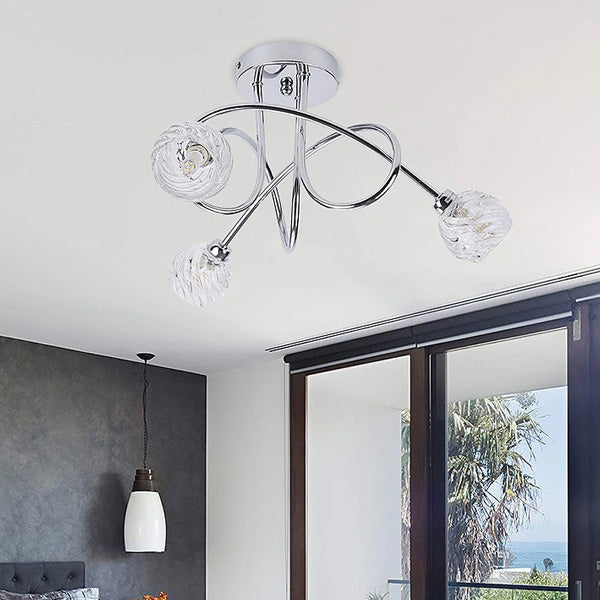 Plafonnier style industriel couleur argent avec pampilles en cristal transparent dans un salon moderne.