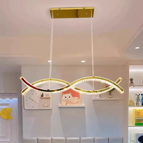 Éclairage cristal salon somptuaire prestige doré luxe éblouissant grandeur.