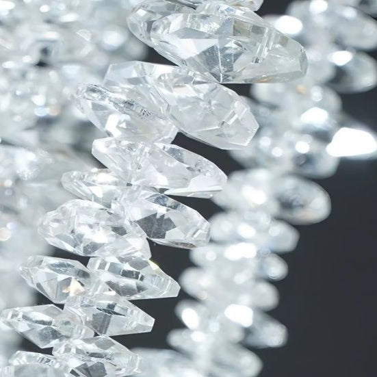 Suspension opulente cristal facetté pampilles salon européen noble.