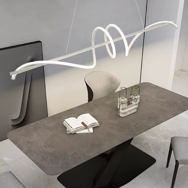 Éclairage pendant salle manger linéaire tendance minimaliste allongé.