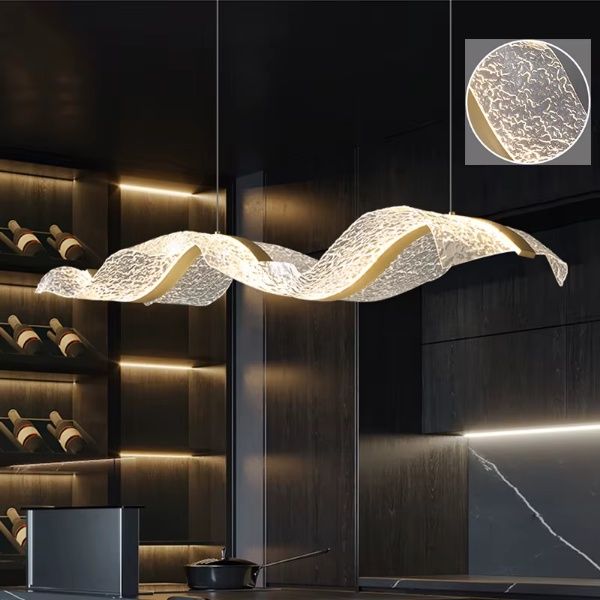 Chandelier cristal demeure bourgeoise verrerie brillante salon.