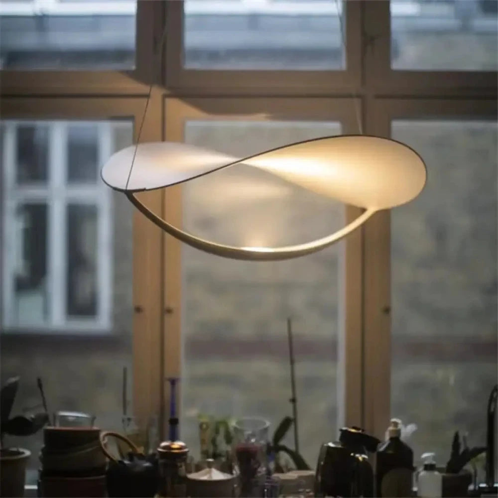Lustre suspension tissu translucide forme aile courbe