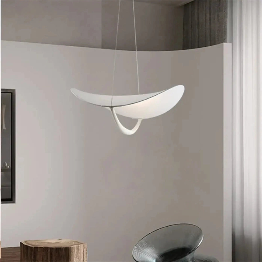 Lustre Aile Courbe Translucide Design Sculptural