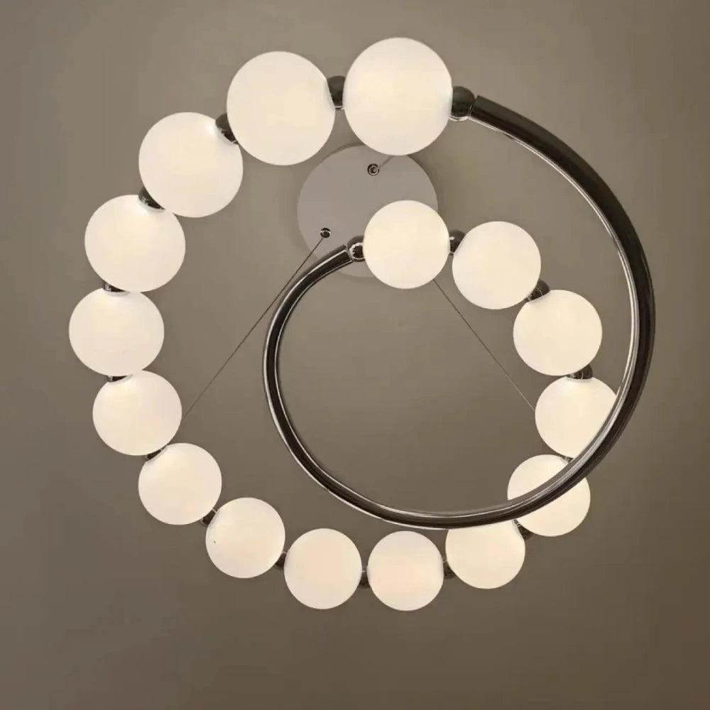 Vue dessous lustre anneau cuivré LED boules opales plafond