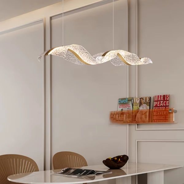 Chandelier manoir luxueux verre facetté salon somptueux.
