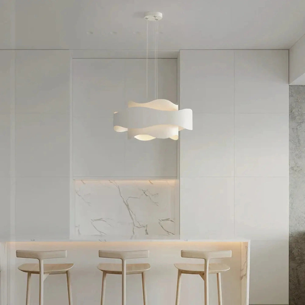 Lustre blanc mat ondulé version M 26x80 cm plafond salon contemporain