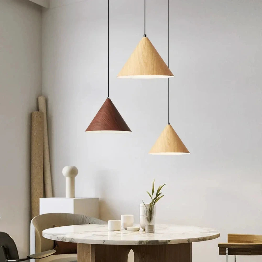 Détail support plafond et câble réglable lustre bois cone nordique