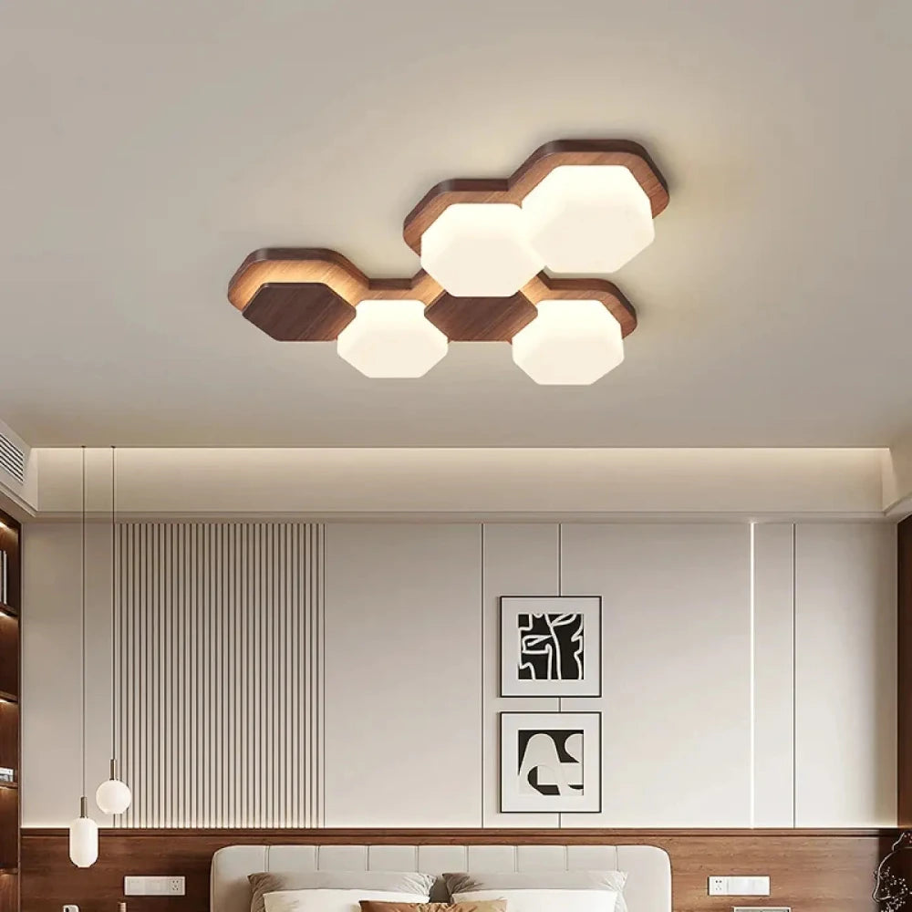 Vue de face lustre hexagonal bois et acrylique plafond standard
