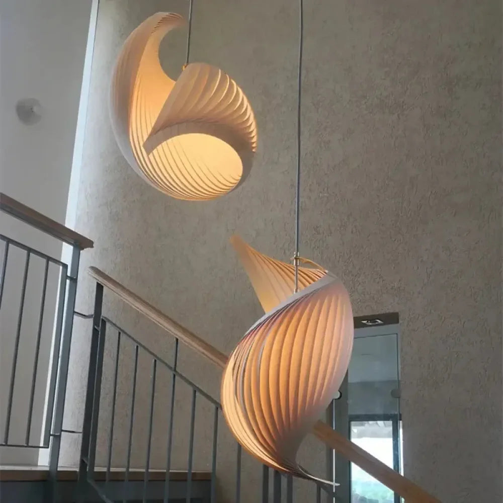 Lustre suspension bois lamelles spirale sculpté design fond blanc