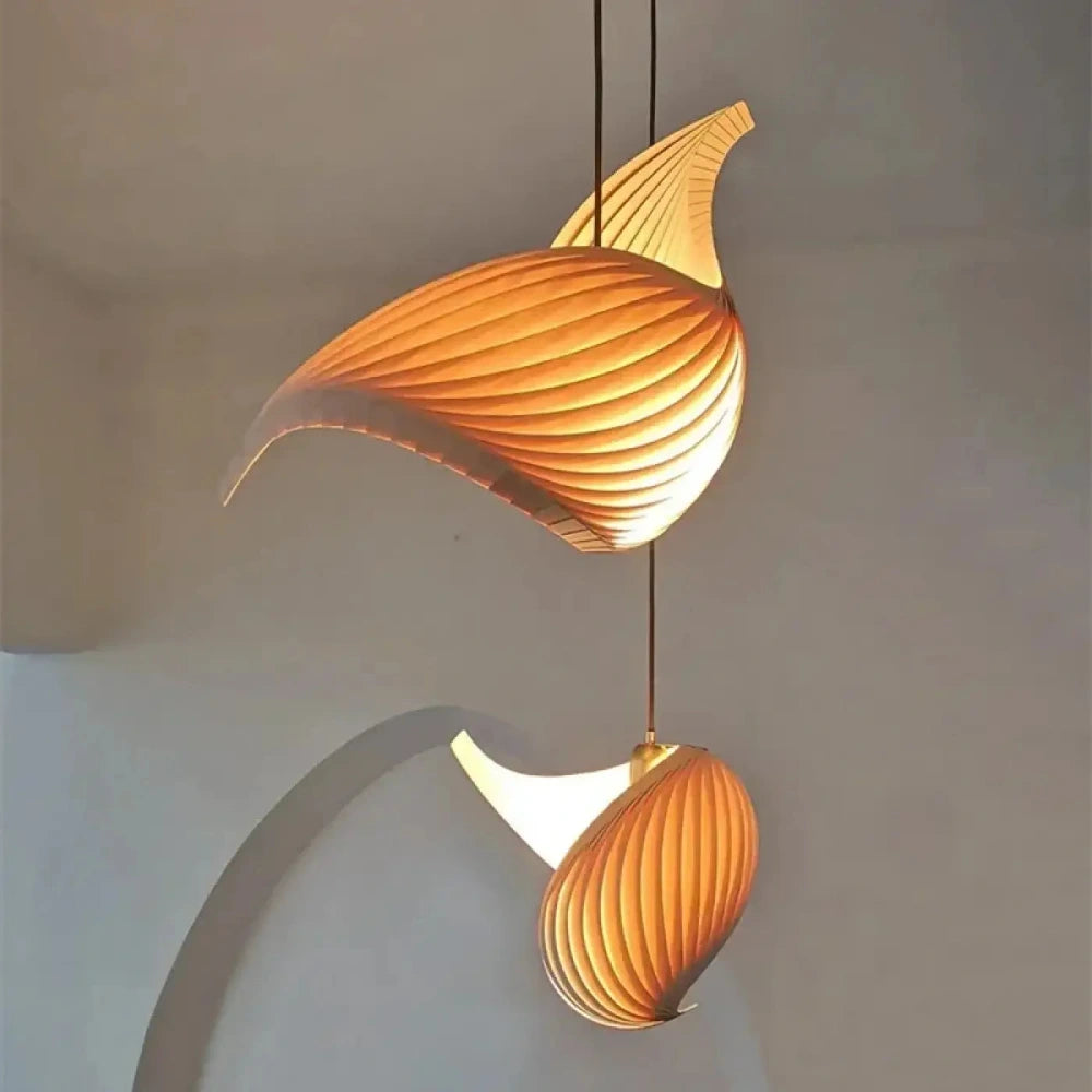 Détail lamelles bois en spirale lustre suspension éclairage LED