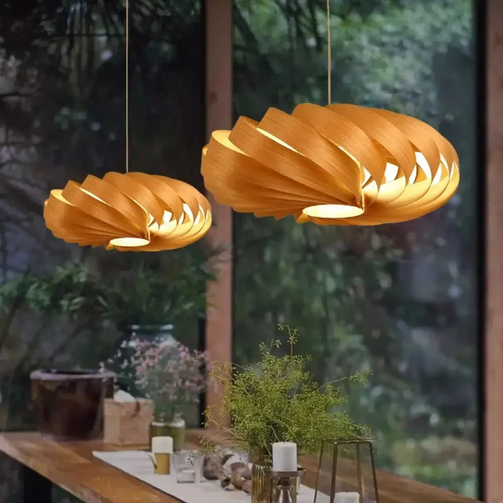 Détail lamelles bois spirale lustre suspension naturelle