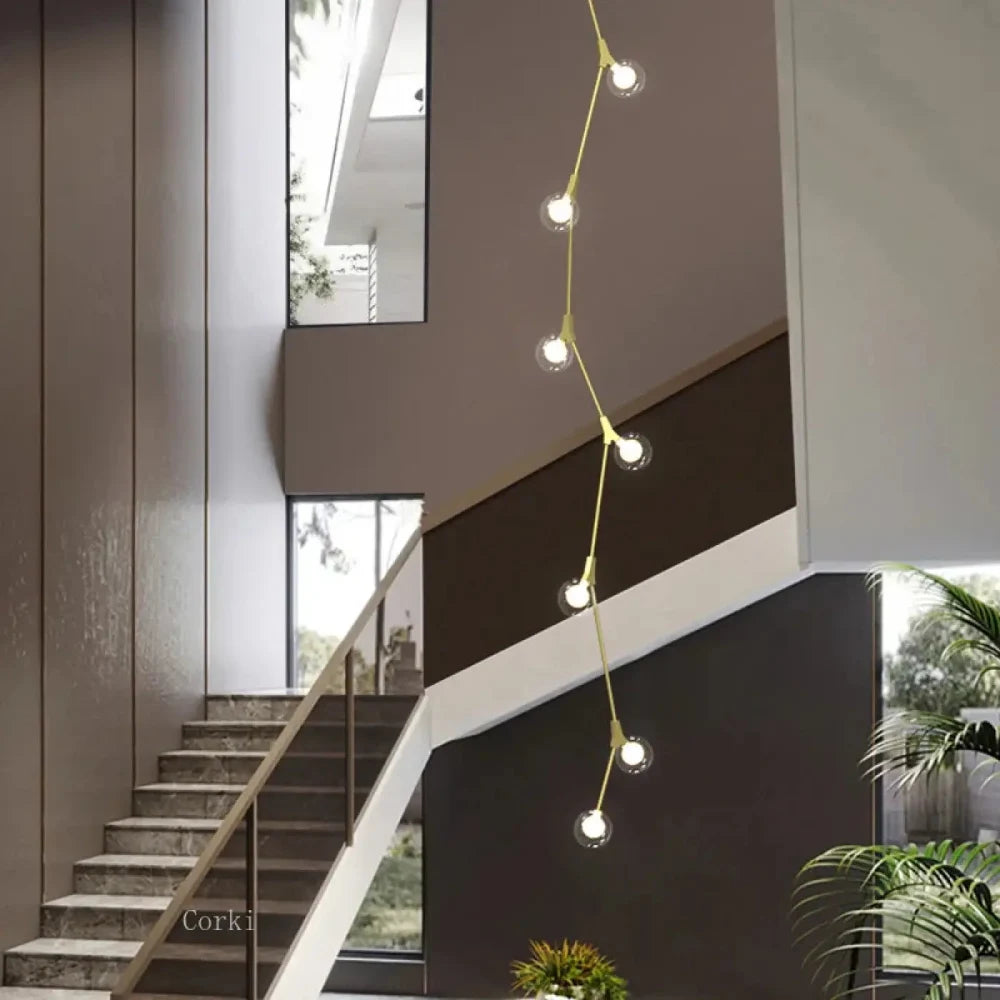 Détail spirale dorée lustre boules cascade vue de dessous