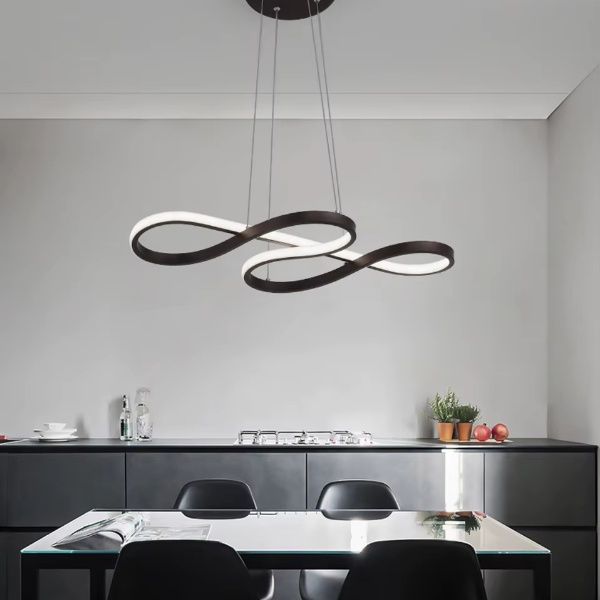 Lustre design anneaux blancs éclairage modulable salle à manger tendance.