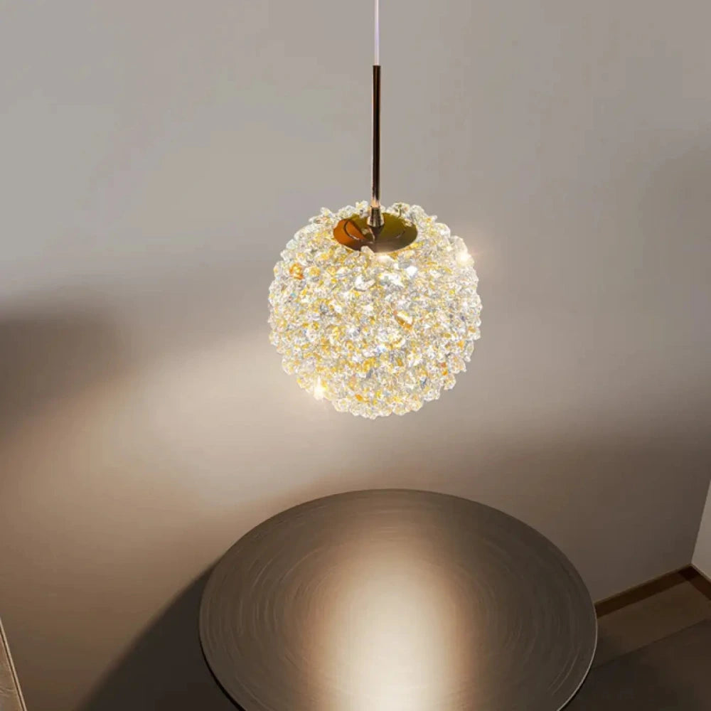 Lustre cristal boule dorée installé au plafond salon
