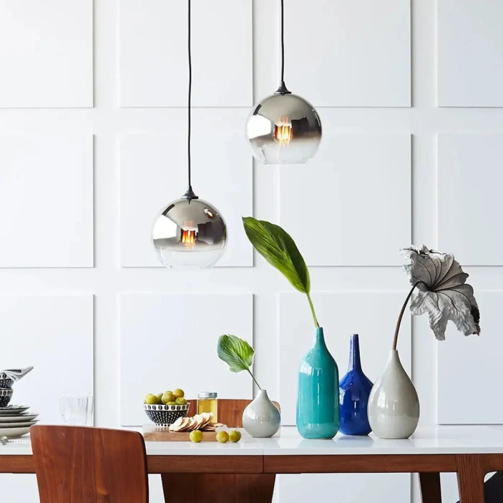 Triple suspension globe fumé coloris argent et rose sur plafond blanc
