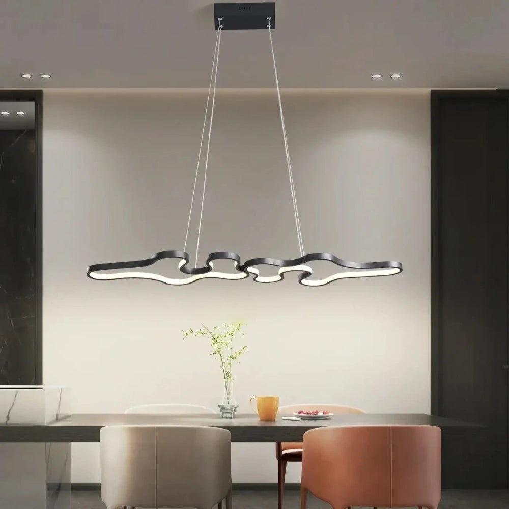 Suspension LED anneaux noirs ondulés vue de face salon