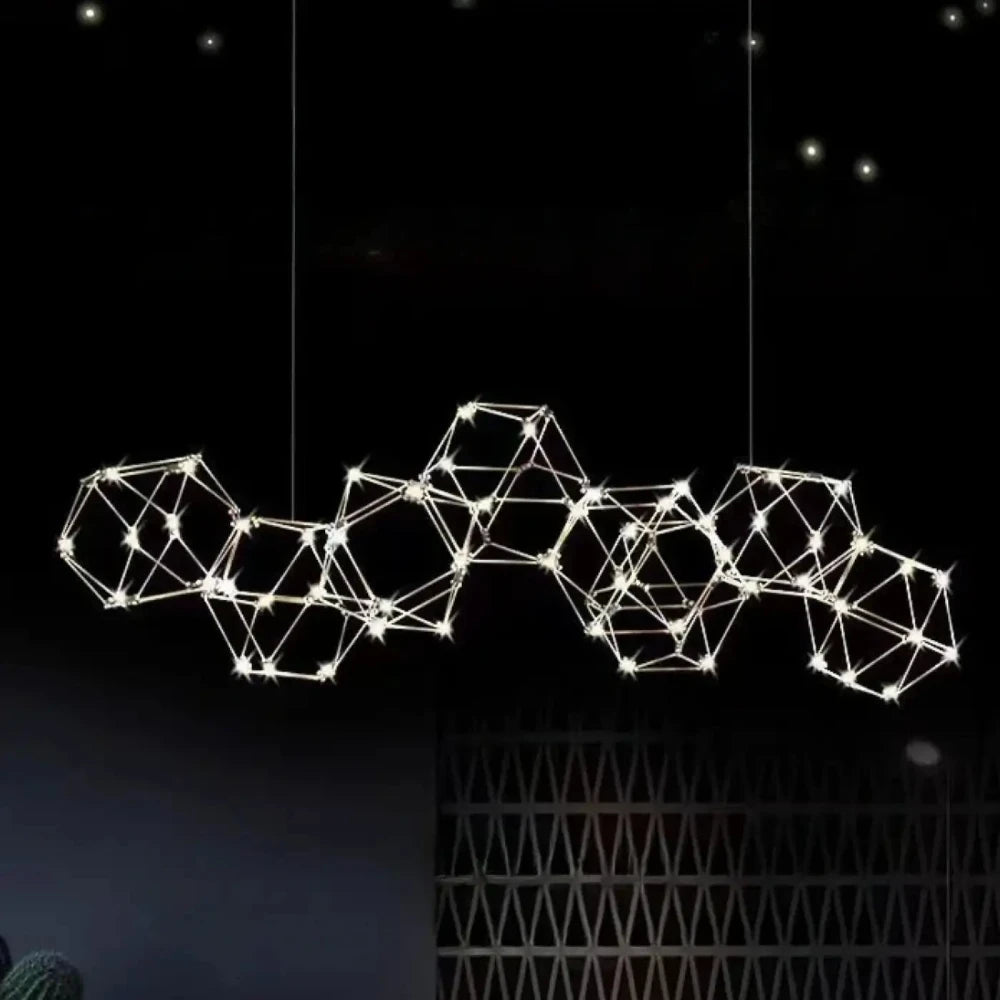 Structure hexagonale dorée lustre constellation effet étoiles plafond