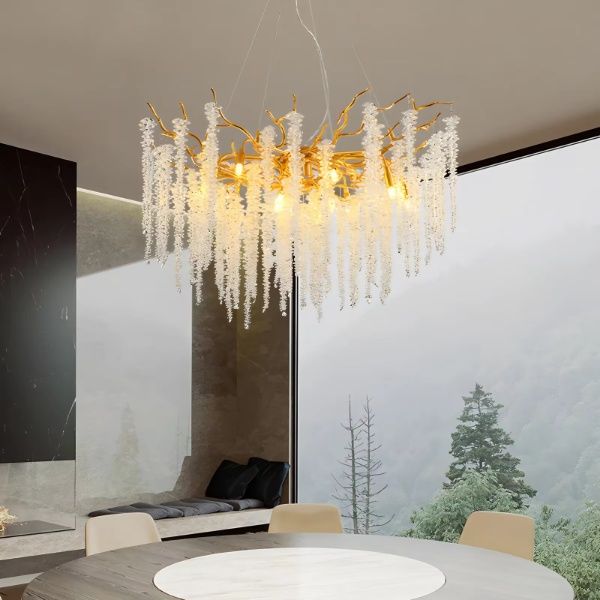 Suspension baroque pampilles cristal scintillantes salon luxueux.