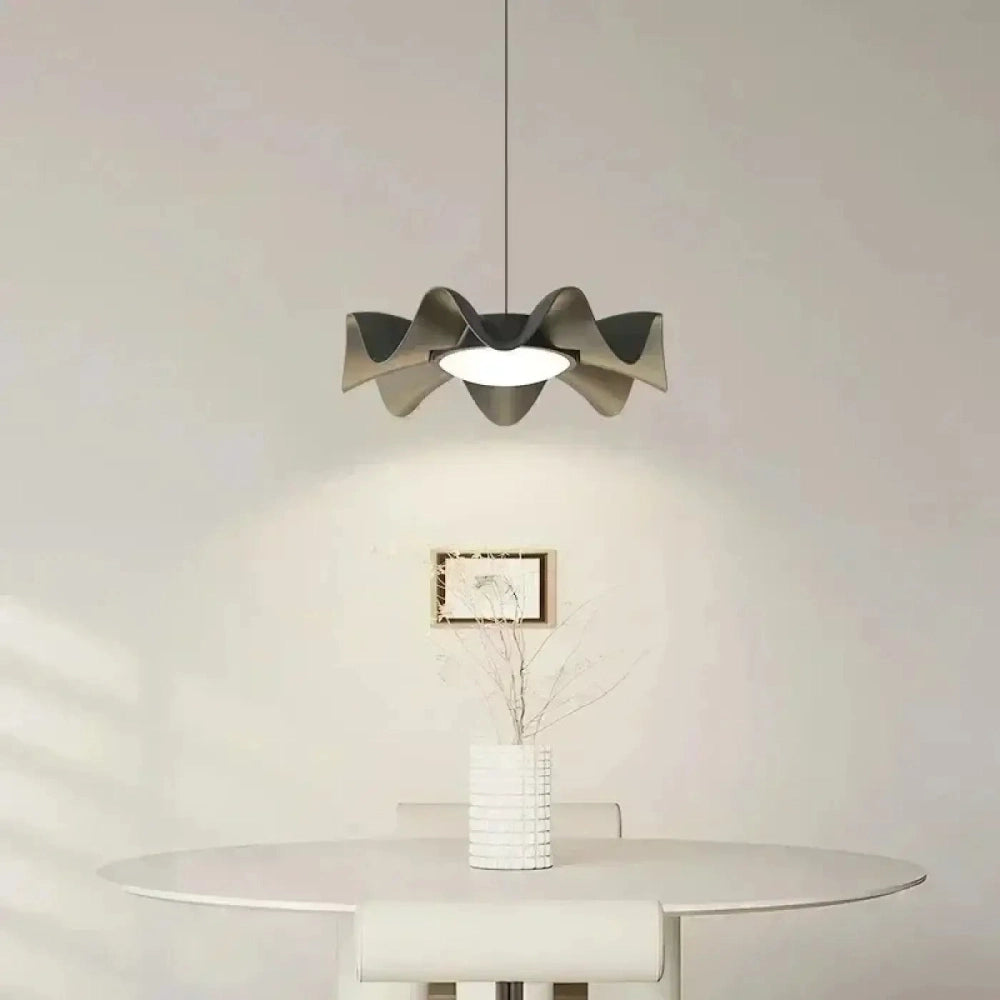 Détail finition dorée lustre coquille onde câble réglable 120 cm