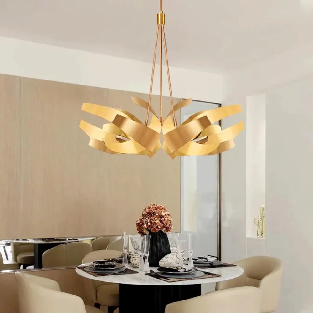 Lustre métal doré forme ruban couronne suspendu au plafond