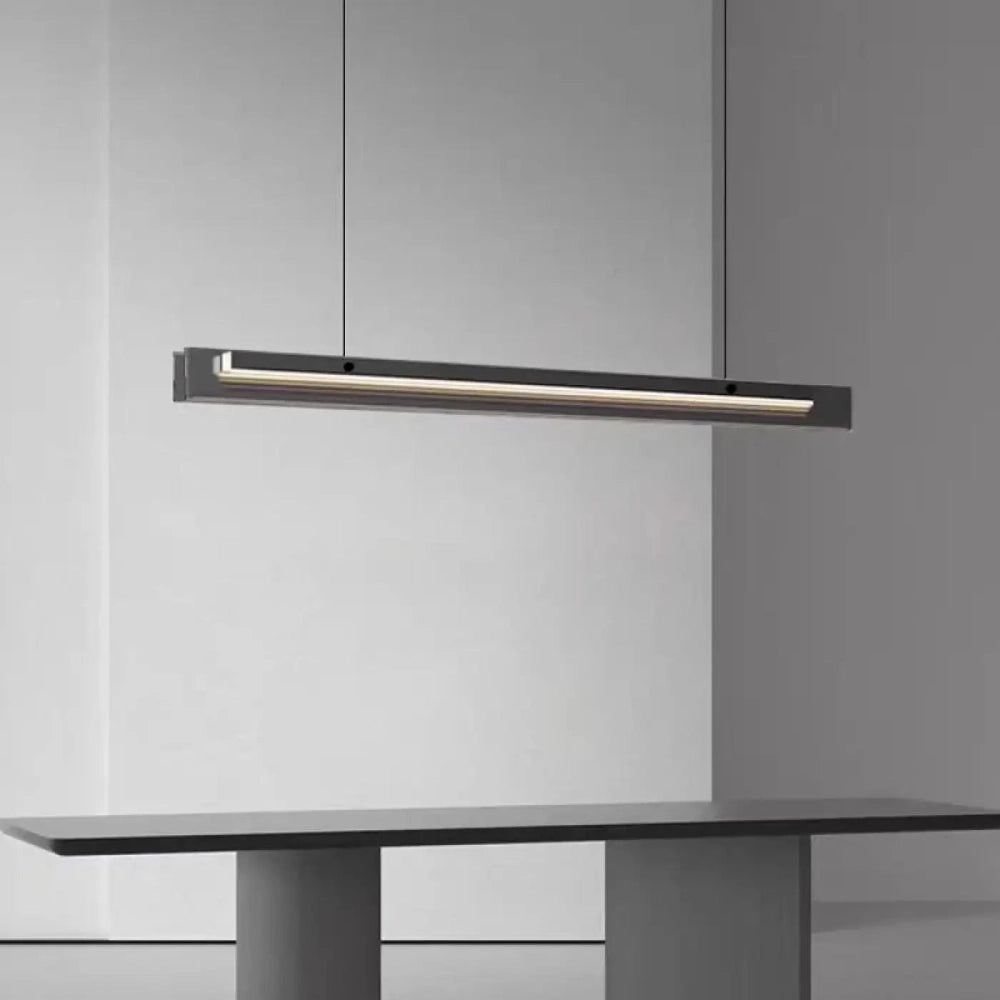Lustre linéaire gris LED installé au plafond salon contemporain