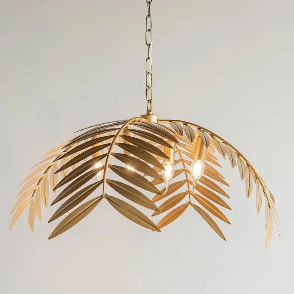 Détail feuilles de palmier dorées lustre tropical design 62 cm