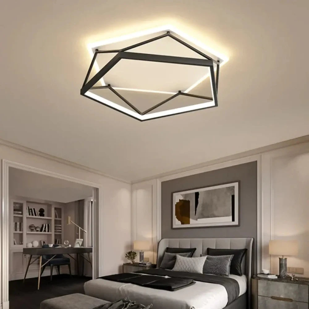 Plafonnier polygon LED noir mat facettes géométriques salon