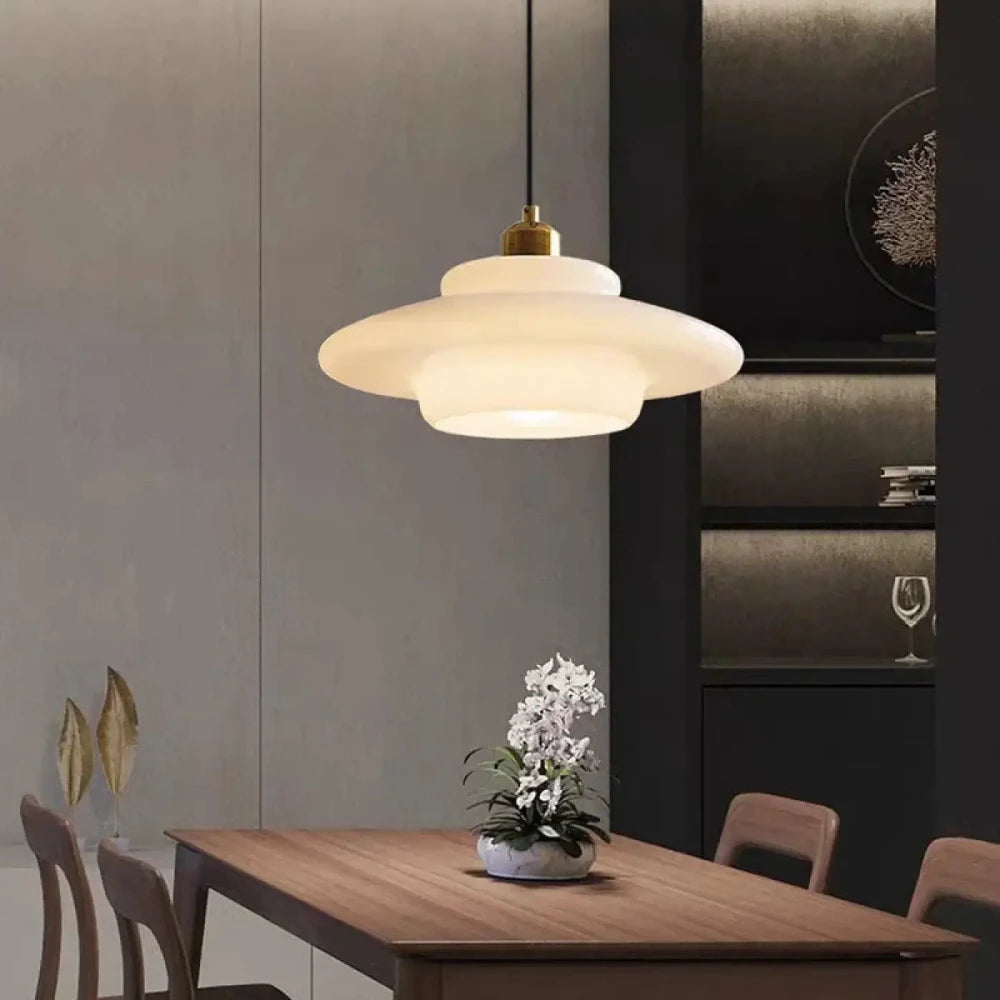 Lustre suspension opaline étagée monture laiton blanc
