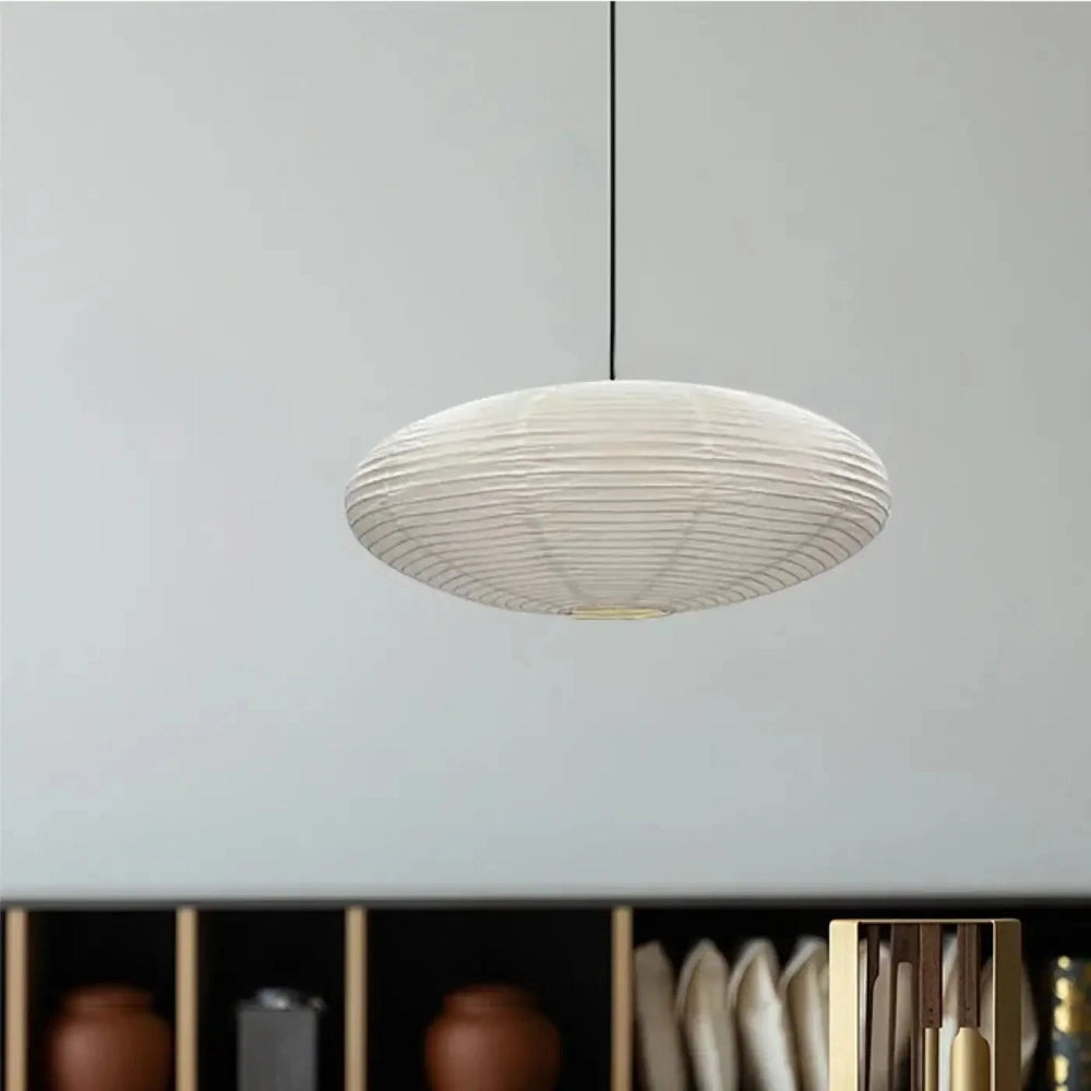 Vue de profil du lustre papier washi ovale japonais blanc, taille M 60 x 25 cm