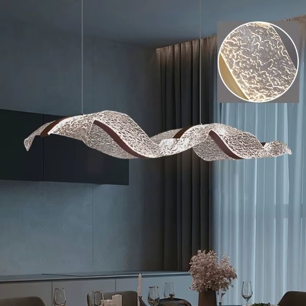 Éclairage suspendu hôtel particulier verre moulé salon majestueux.