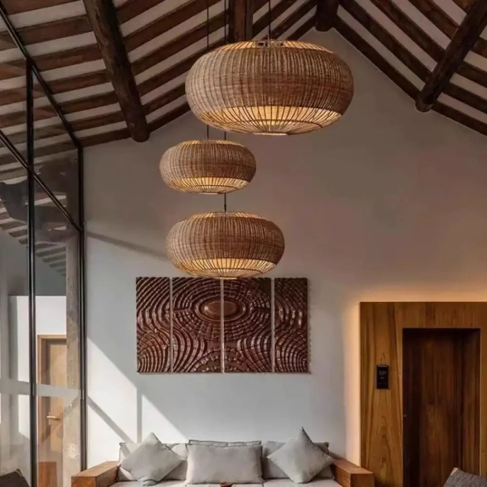 Lustre rotin ovale tressé vu de dessous, ombres projetées sur mur salon