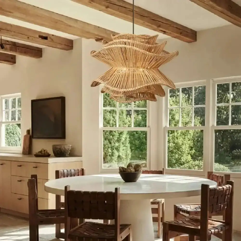 Lustre rotin taille XL 80 cm au-dessus d'une table salon bohème