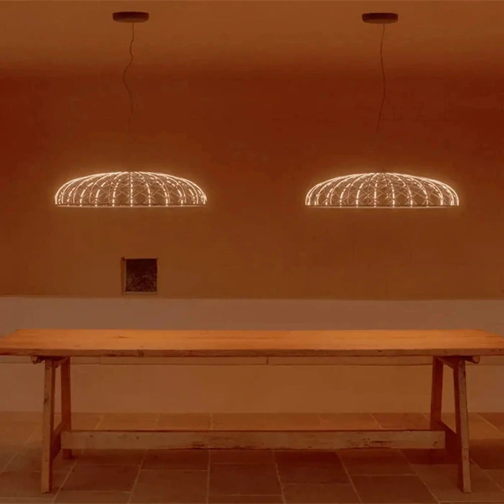 Détail structure grillage métal avec jeu d'ombres géométriques au plafond