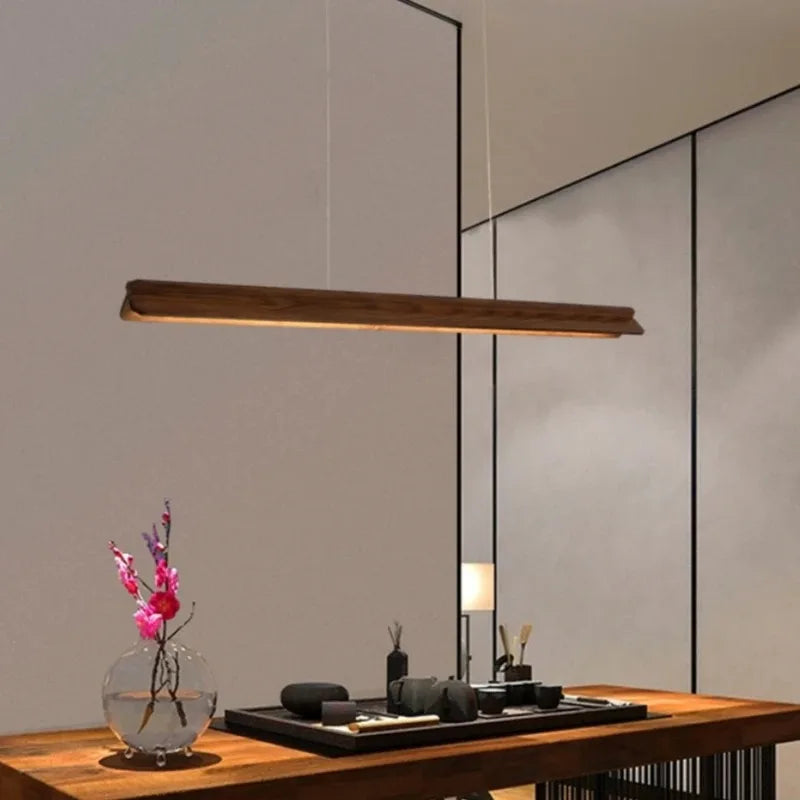 Lustre au dessus d'une table salon eclairage blanc chaud suspensu