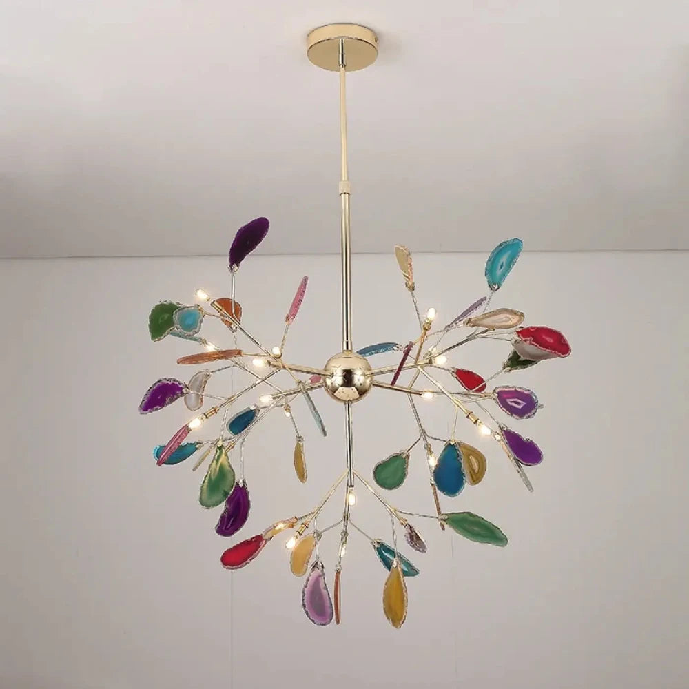 Détail tranche d'agate translucide éclairée par LED G4 dorée