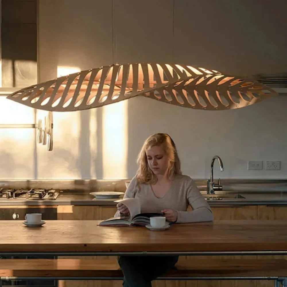 Lustre suspension bois sculpté feuille hélicoïdale naturelle