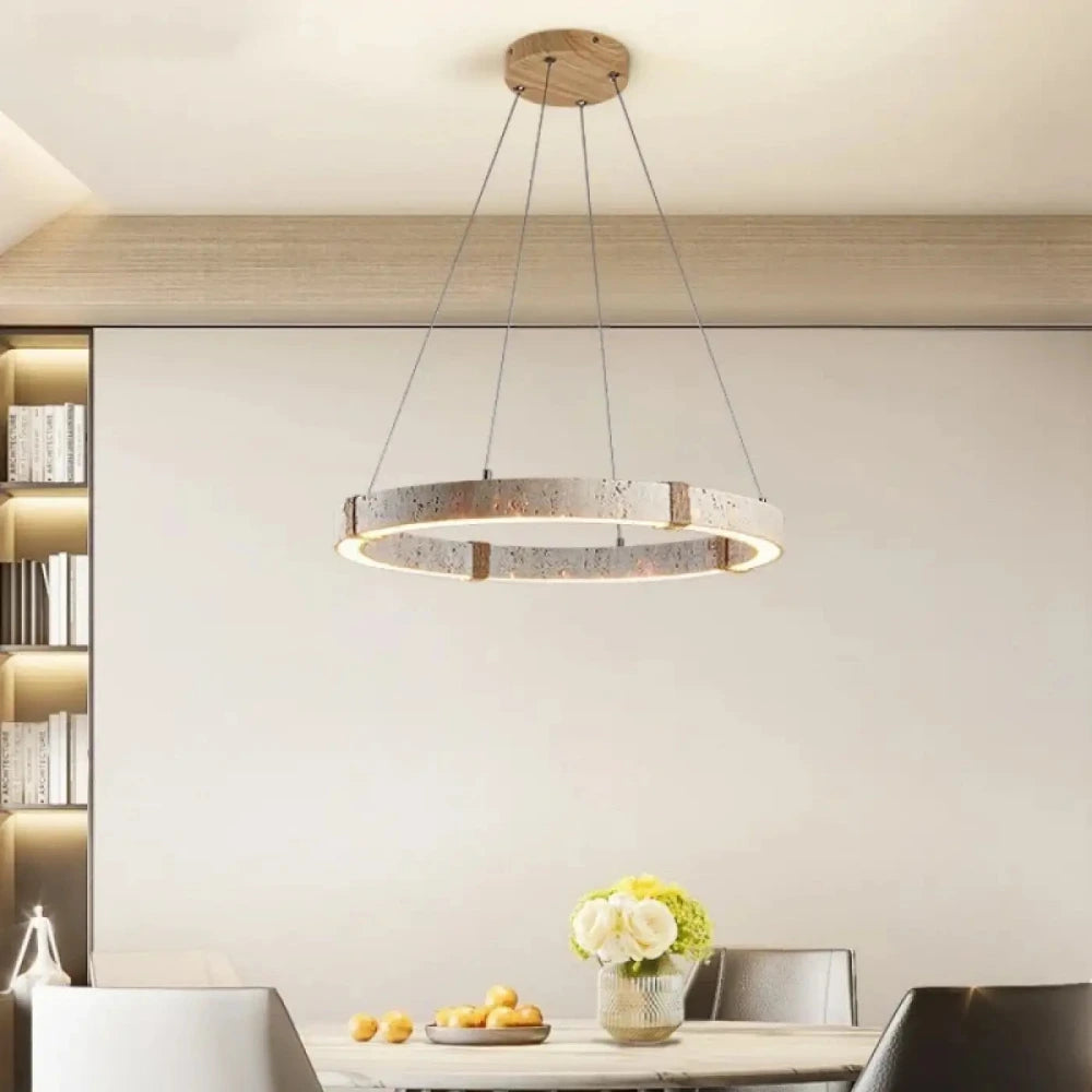 Lustre suspension cercle effet travertin acrylique blanc chaud au-dessus d'une table