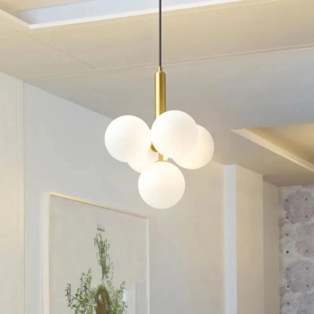 Lustre cluster quatre boules verre opalin finition laiton doré