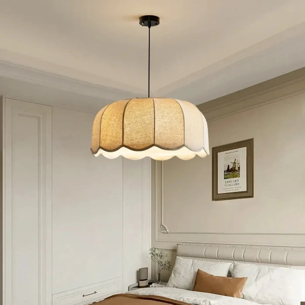 Suspension corolle tissu lin festonné forme florale naturelle