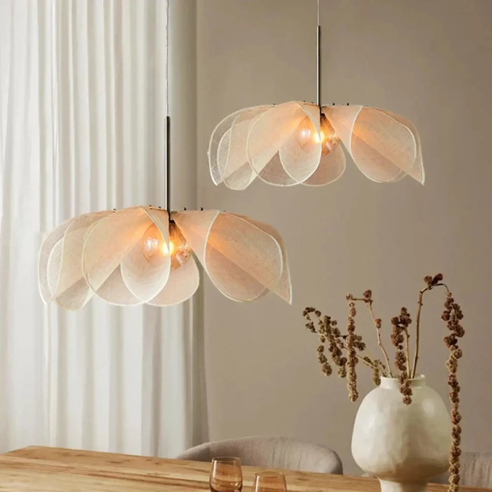 Abat-jour organza ivoire diffusant une lumière filtrée dorée dans un salon bohème
