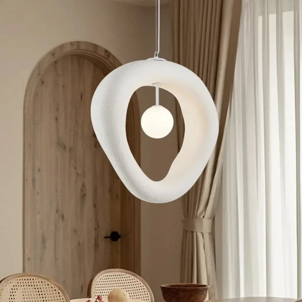 Détail anneau métal blanc lustre suspension globe acrylique dimmable