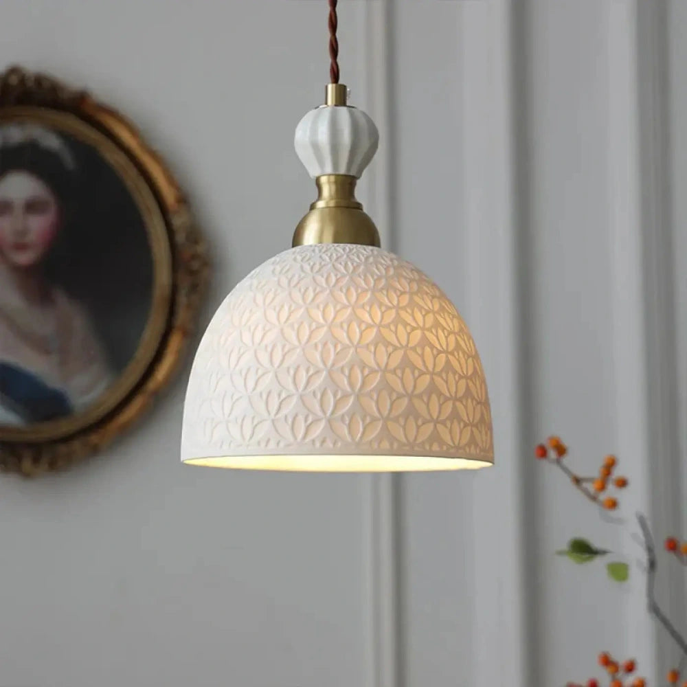 Lustre suspension porcelaine dôme sculpté finition laiton

---