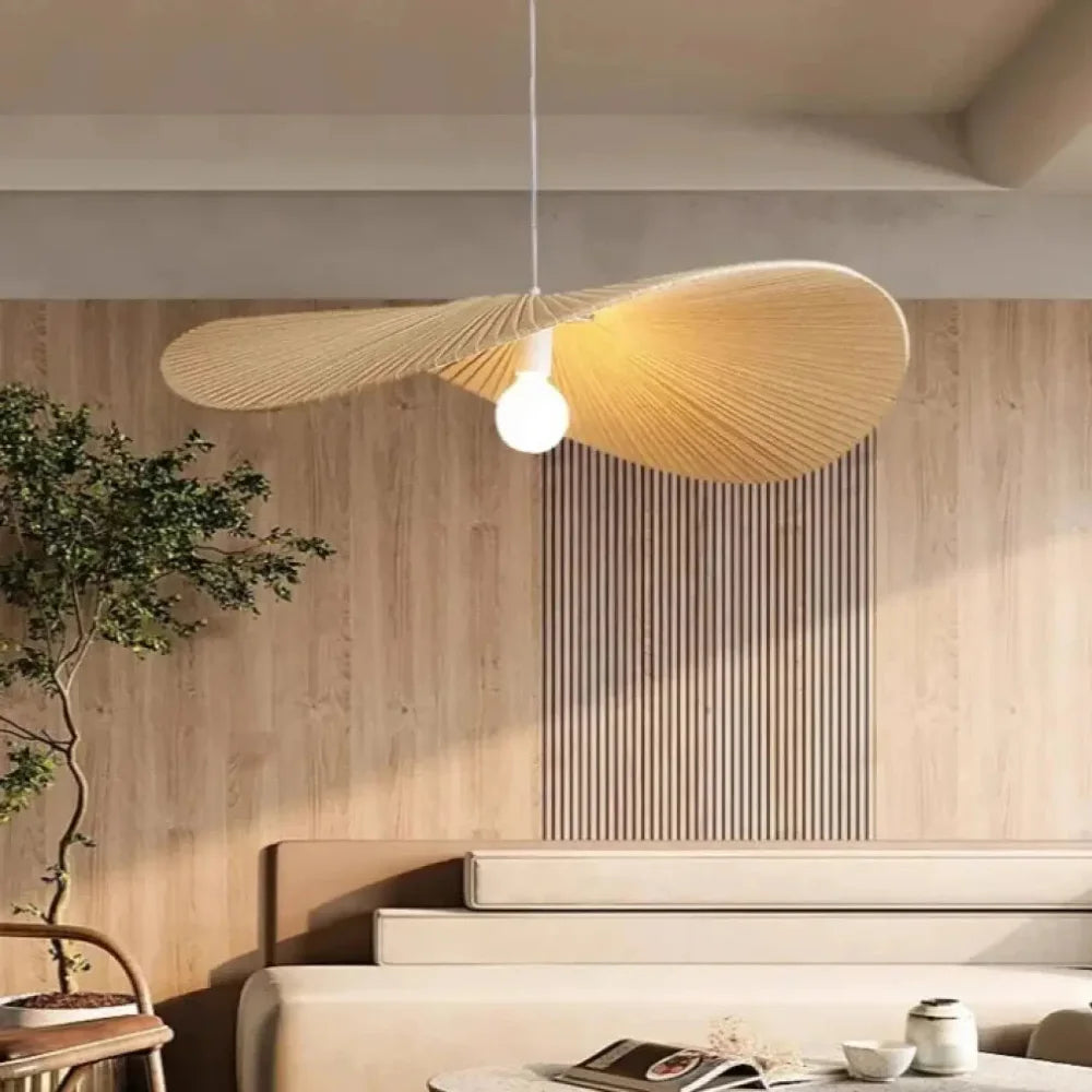 Lustre suspension rotin ondulé naturel tressé, forme ronde, ambiance salon bohème

---