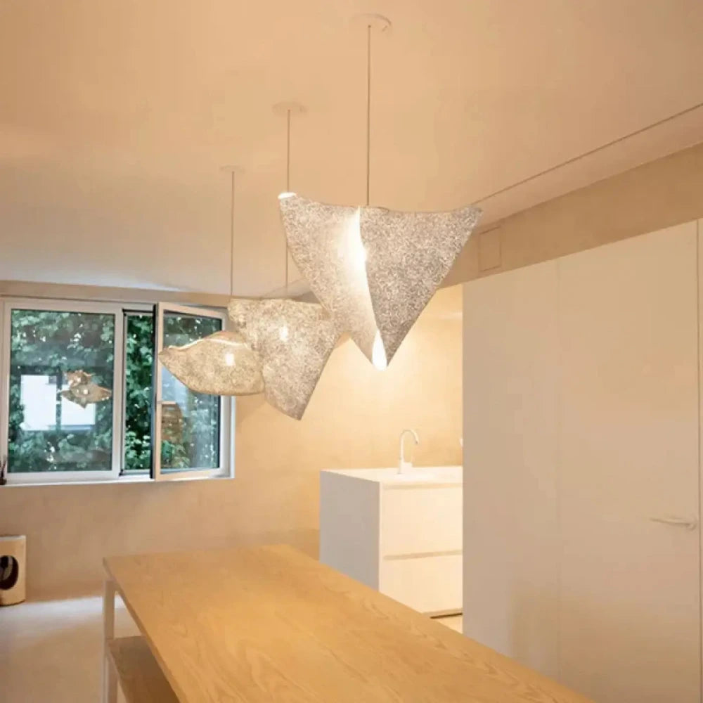 Lustre suspension résine blanche forme organique sculptée plafond salon

---