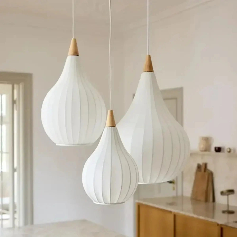 Détail base bois et abat-jour tissu blanc lustre poire japonais